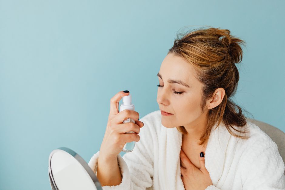 Hydrolat visage peau sensible : lequel choisir et comment l’utiliser ?